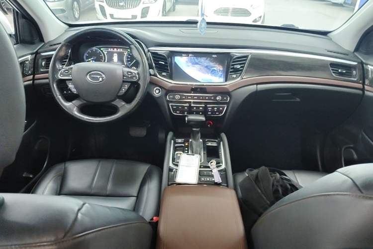 Used GAC Trumpchi GS8 2017 320T Two-Wheel Drive Luxury Smart Connectivity Version (7 Seats) Center Console