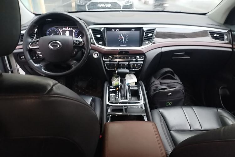Used GAC Trumpchi GS8 2017 320T Two-Wheel Drive Luxury Smart Connectivity Version (7 Seats) Center Console