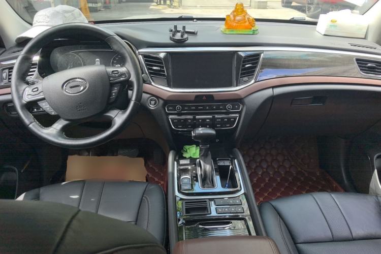 Used GAC Trumpchi GS8 2017 320T Two-Wheel Drive Luxury Smart Connectivity Version (7 Seats) Center Console