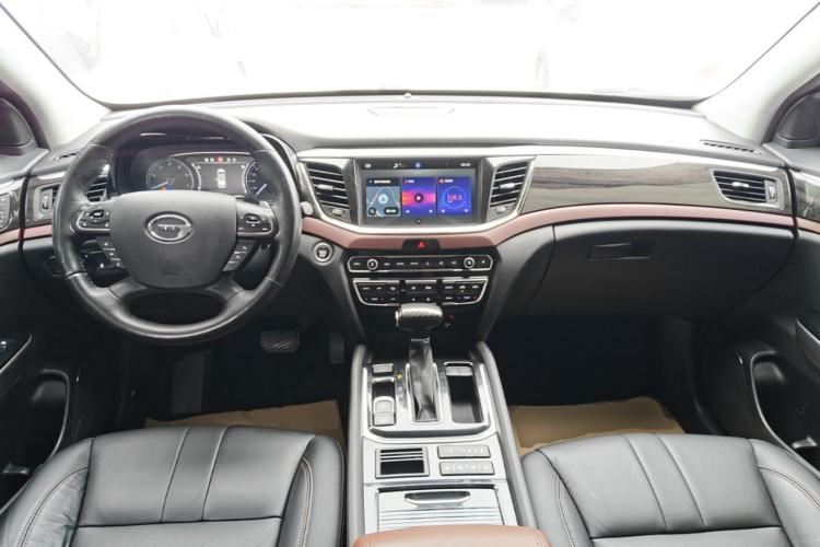 Used GAC Trumpchi GS8 2017 320T Two-Wheel Drive Luxury Smart Connectivity Version (7 Seats) Center Console