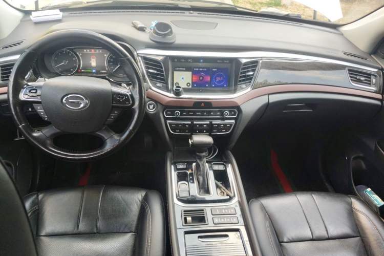 Used GAC Trumpchi GS8 2017 320T Two-Wheel Drive Luxury Smart Connectivity Version (7 Seats) Center Console