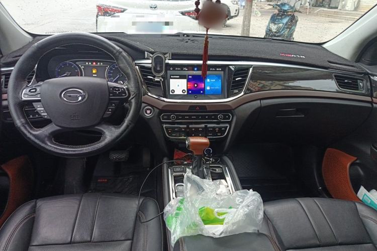Used GAC Trumpchi GS8 2017 320T Two-Wheel Drive Luxury Smart Connectivity Version (7 Seats) Center Console