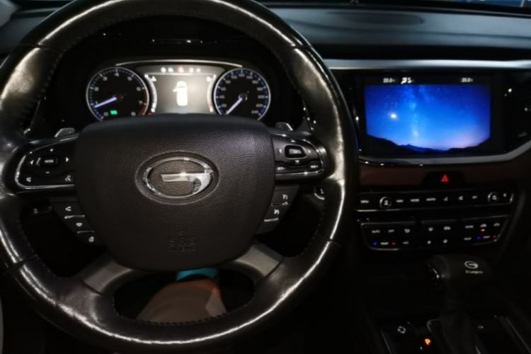 Used GAC Trumpchi GS8 2017 320T Two-Wheel Drive Luxury Smart Connectivity Version (7 Seats) Center Console