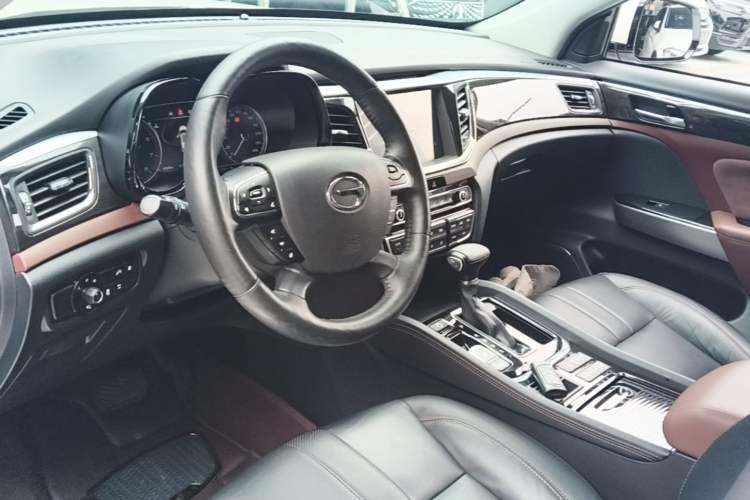 Used GAC Trumpchi GS8 2017 320T Two-Wheel Drive Luxury Smart Connectivity Version (7 Seats) Center Console