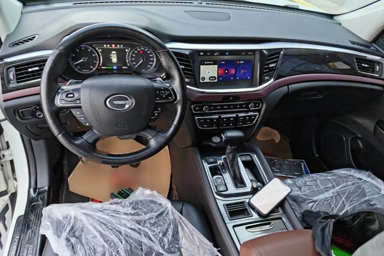 Used GAC Trumpchi GS8 2017 320T Two-Wheel Drive Luxury Smart Connectivity Version (7 Seats) Center Console