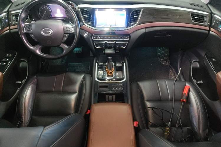 Used GAC Trumpchi GS8 2017 320T Two-Wheel Drive Luxury Smart Connectivity Version (7 Seats) Center Console