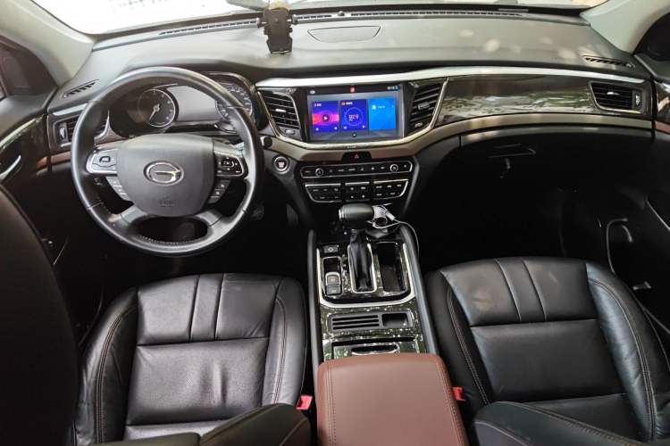 Used GAC Trumpchi GS8 2017 320T Two-Wheel Drive Luxury Edition (7 Seats) Center Console