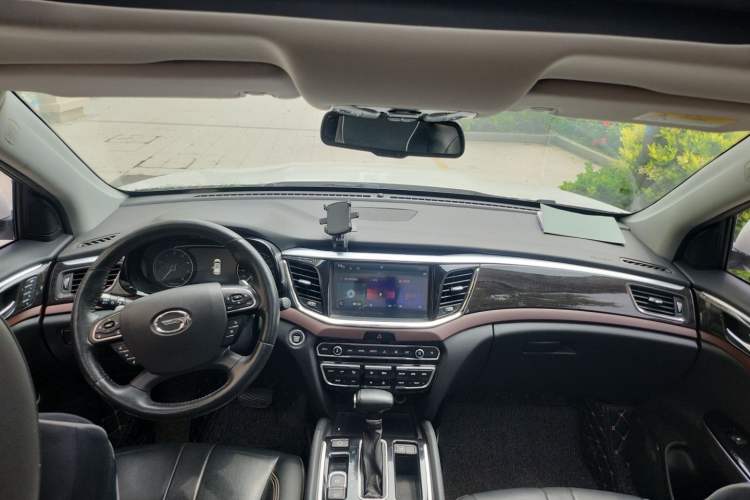 Used GAC Trumpchi GS8 2017 320T Two-Wheel Drive Luxury Smart Connectivity Version (7 Seats) Center Console