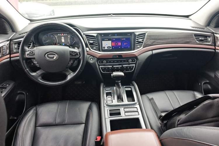 Used GAC Trumpchi GS8 2017 320T Two-Wheel Drive Luxury Smart Connectivity Version (7 Seats) Center Console