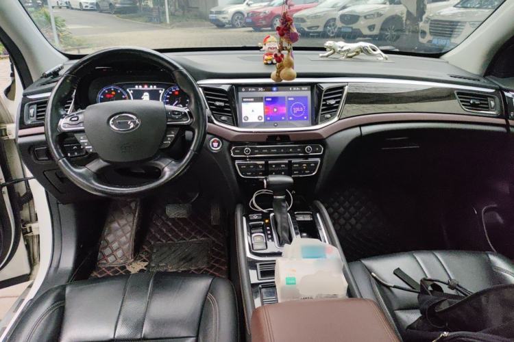 Used GAC Trumpchi GS8 2017 320T Two-Wheel Drive Luxury Smart Connectivity Version (7 Seats) Center Console