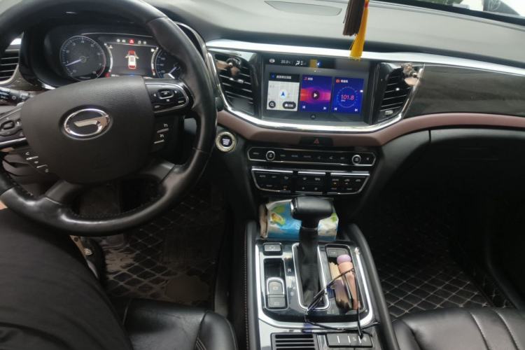 Used GAC Trumpchi GS8 2017 320T Two-Wheel Drive Luxury Smart Connectivity Version (7 Seats) Center Console