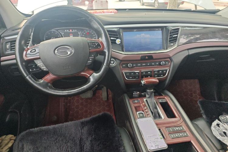 Used GAC Trumpchi GS8 2017 320T Two-Wheel Drive Luxury Smart Connectivity Version (7 Seats) Center Console