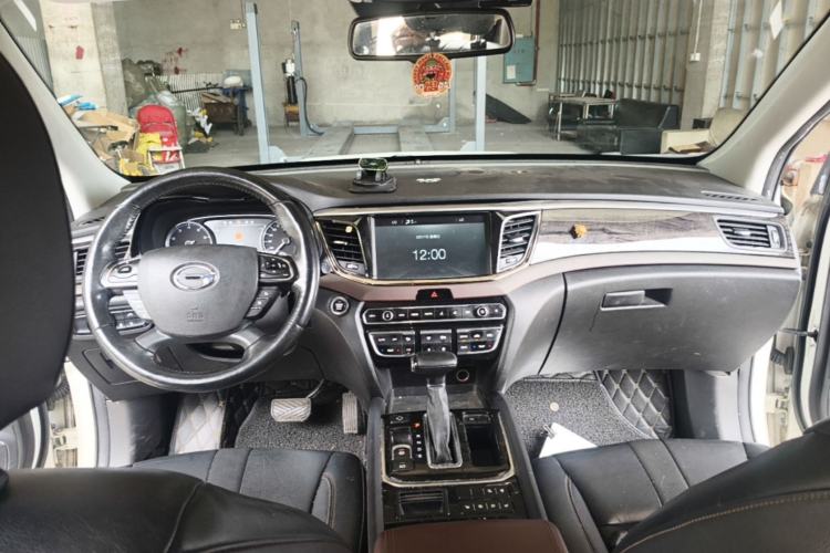 Used GAC Trumpchi GS8 2017 320T Two-Wheel Drive Luxury Smart Connectivity Version (7 Seats) Center Console