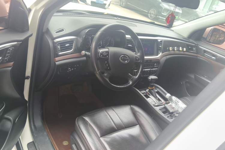Used GAC Trumpchi GS8 2017 320T Two-Wheel Drive Luxury Smart Connectivity Version (7 Seats) Center Console