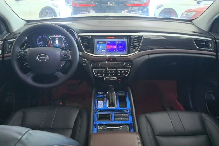 Used GAC Trumpchi GS8 2017 320T Two-Wheel Drive Luxury Smart Connectivity Version (7 Seats) Center Console