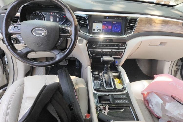Used GAC Trumpchi GS8 2017 320T Two-Wheel Drive Luxury Smart Connectivity Version (7 Seats) Center Console