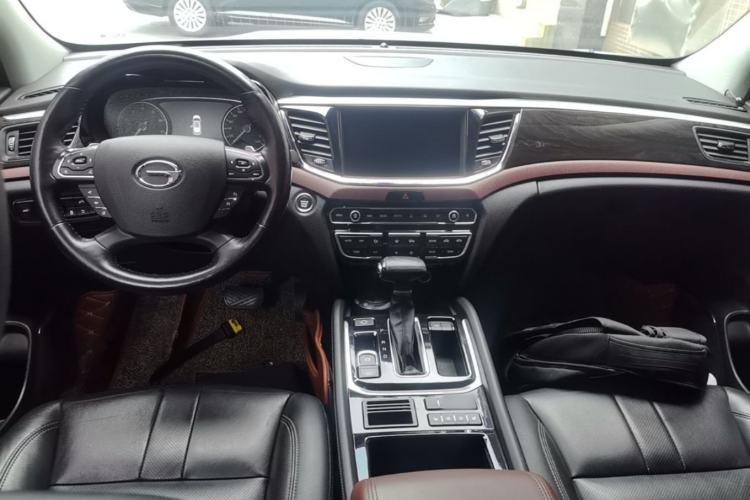 Used GAC Trumpchi GS8 2017 320T Two-Wheel Drive Luxury Smart Connectivity Version (7 Seats) Center Console