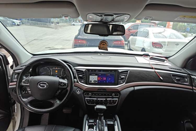 Used GAC Trumpchi GS8 2017 320T Two-Wheel Drive Luxury Smart Connectivity Version (7 Seats) Center Console