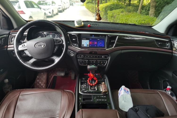 Used GAC Trumpchi GS8 2017 320T Two-Wheel Drive Luxury Smart Connectivity Version (7 Seats) Center Console