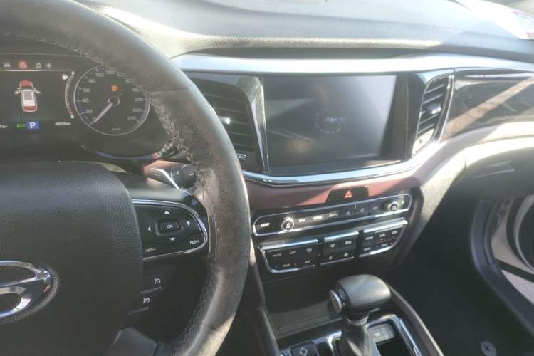 Used GAC Trumpchi GS8 2017 320T Two-Wheel Drive Luxury Smart Connectivity Version (7 Seats) Center Console