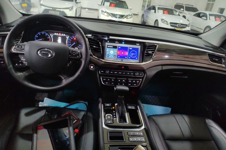 Used GAC Trumpchi GS8 2017 320T Two-Wheel Drive Luxury Smart Connectivity Version (7 Seats) Center Console