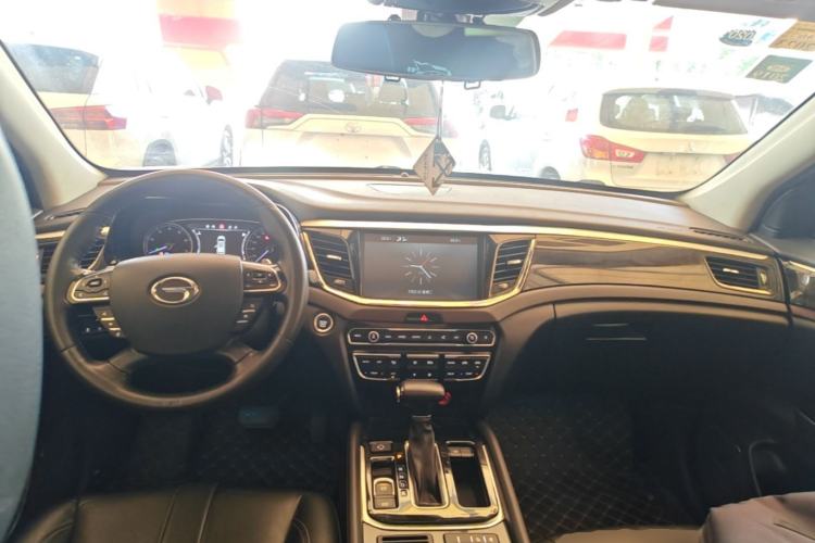 Used GAC Trumpchi GS8 2017 320T Two-Wheel Drive Luxury Smart Connectivity Version (7 Seats) Center Console