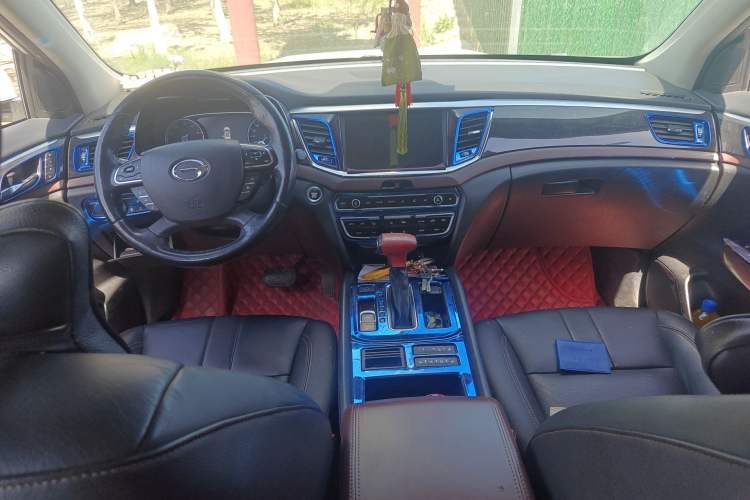 Used GAC Trumpchi GS8 2017 320T Two-Wheel Drive Luxury Smart Connectivity Version (7 Seats) Center Console
