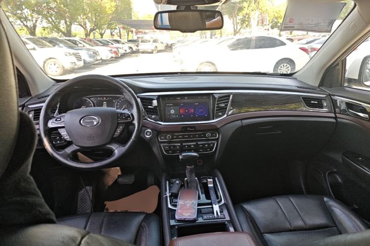 Used GAC Trumpchi GS8 2017 320T Two-Wheel Drive Luxury Smart Connectivity Version (7 Seats) Center Console