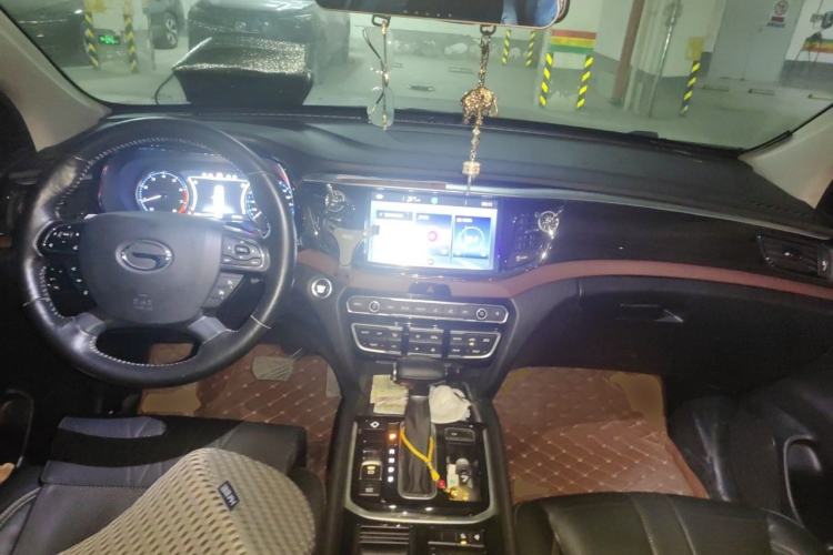 Used GAC Trumpchi GS8 2017 320T Two-Wheel Drive Luxury Smart Connectivity Version (7 Seats) Center Console