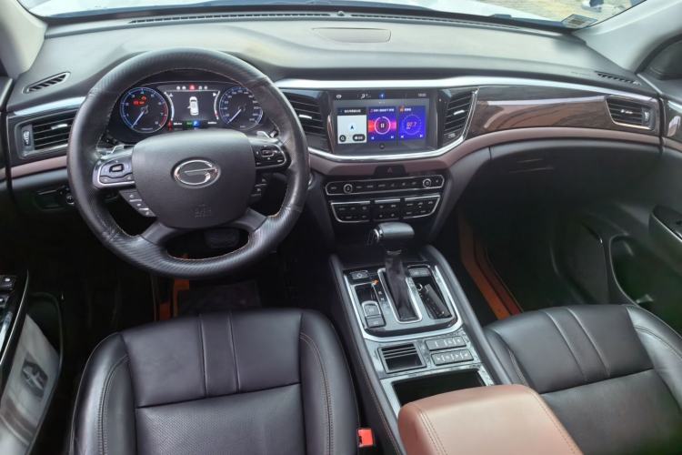 Used GAC Trumpchi GS8 2017 320T Two-Wheel Drive Luxury Smart Connectivity Version (7 Seats) Center Console