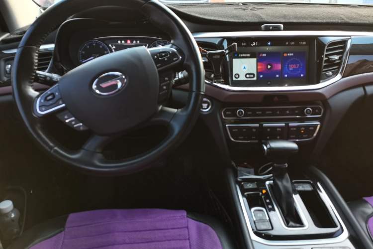 Used GAC Trumpchi GS8 2017 320T Two-Wheel Drive Luxury Smart Connectivity Version (7 Seats) Center Console