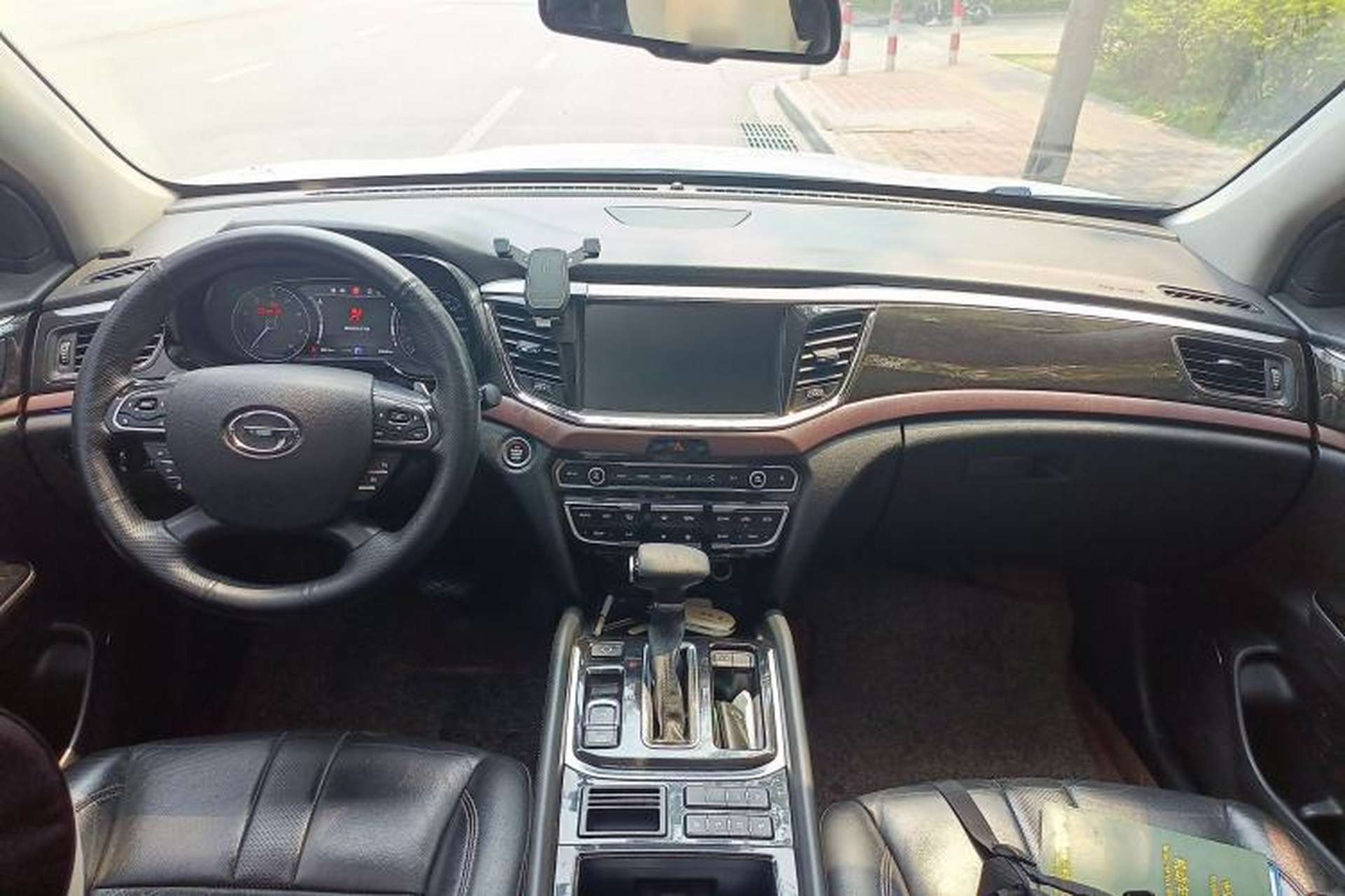 Used GAC Trumpchi GS8 2017 320T Two-Wheel Drive Luxury Smart Connectivity Version (7 Seats) Center Console