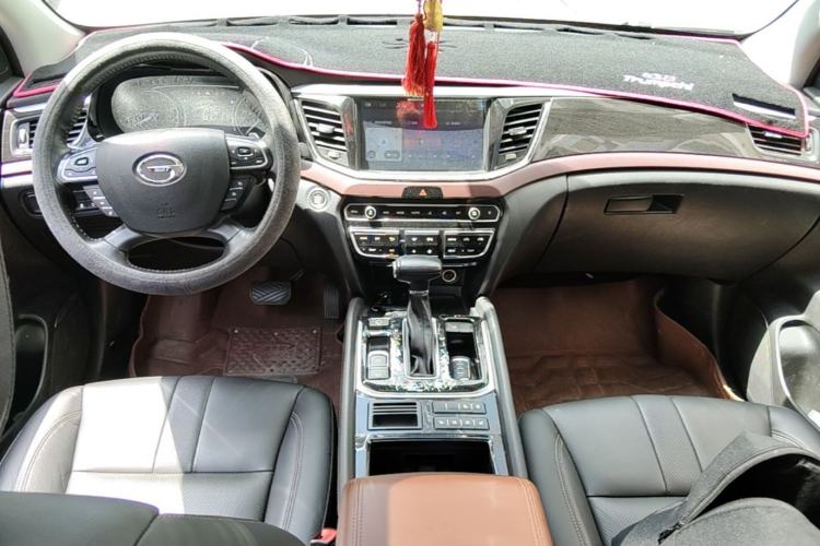 Used GAC Trumpchi GS8 2017 320T Two-Wheel Drive Luxury Smart Connectivity Version (7 Seats) Center Console