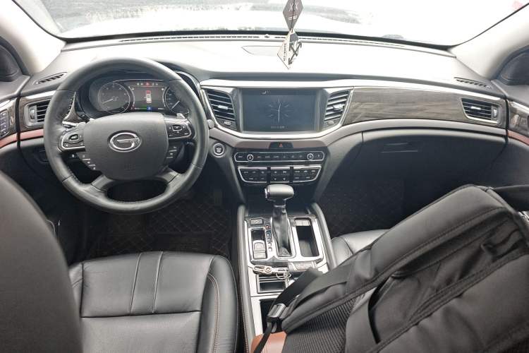 Used GAC Trumpchi GS8 2017 320T Two-Wheel Drive Luxury Smart Connectivity Version (7 Seats) Center Console