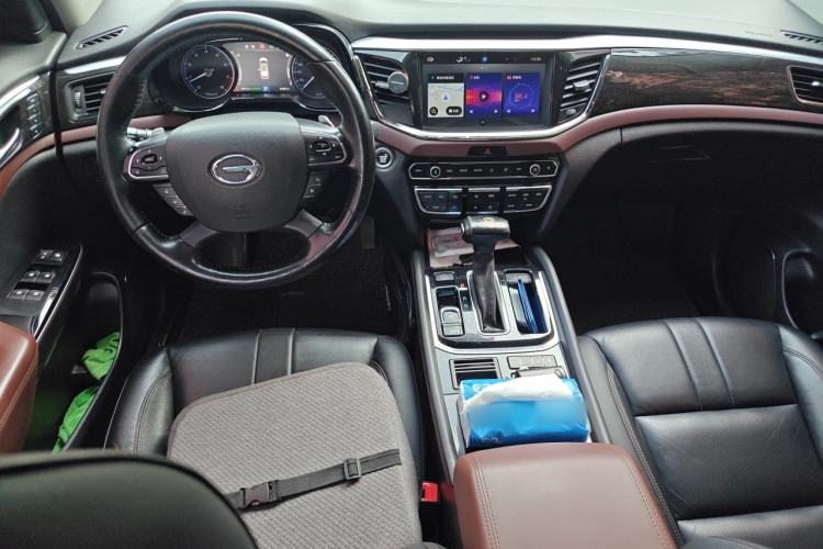 Used GAC Trumpchi GS8 2017 320T Two-Wheel Drive Luxury Smart Connectivity Version (7 Seats) Center Console