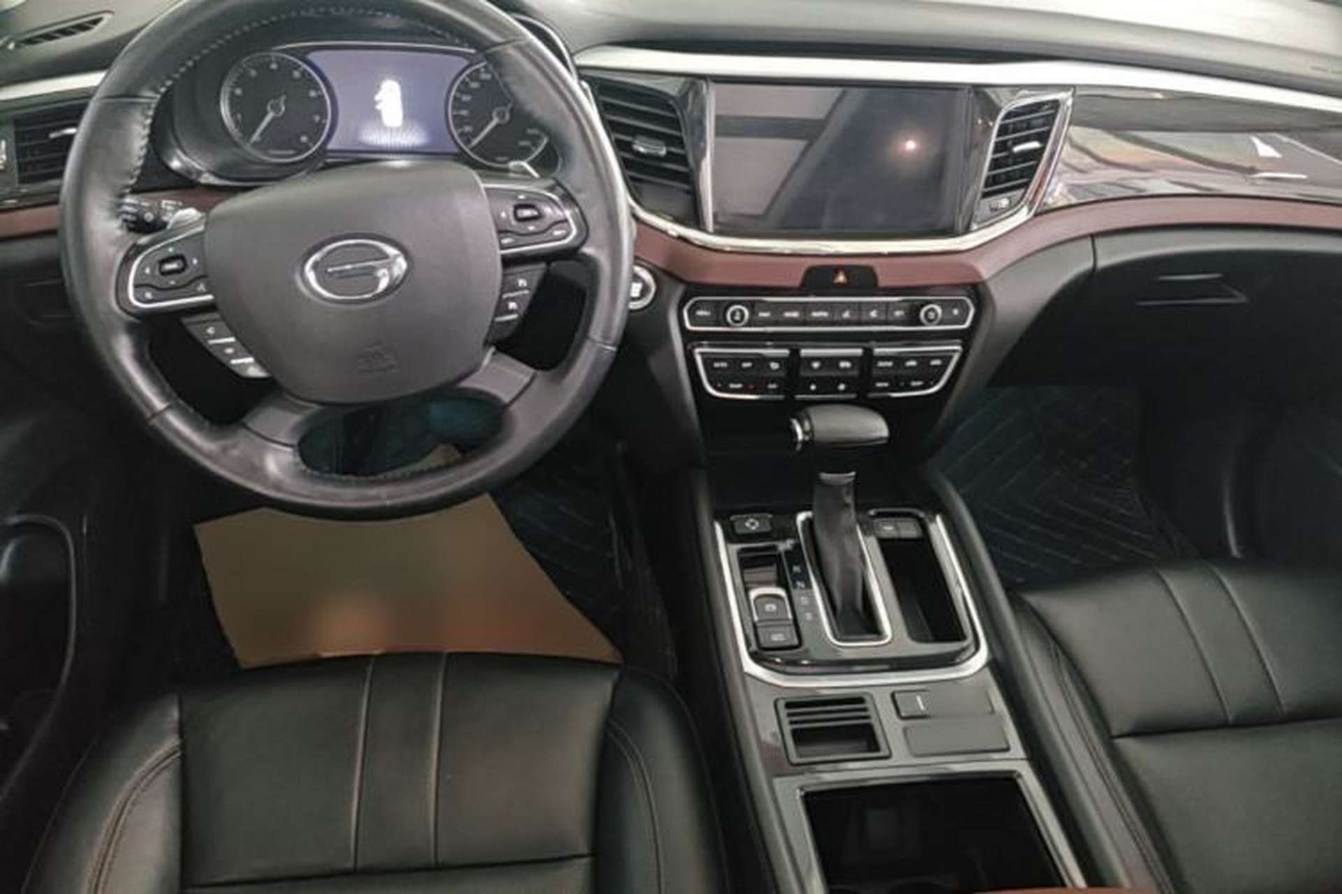 Used GAC Trumpchi GS8 2017 320T Two-Wheel Drive Luxury Smart Connectivity Version (7 Seats) Center Console