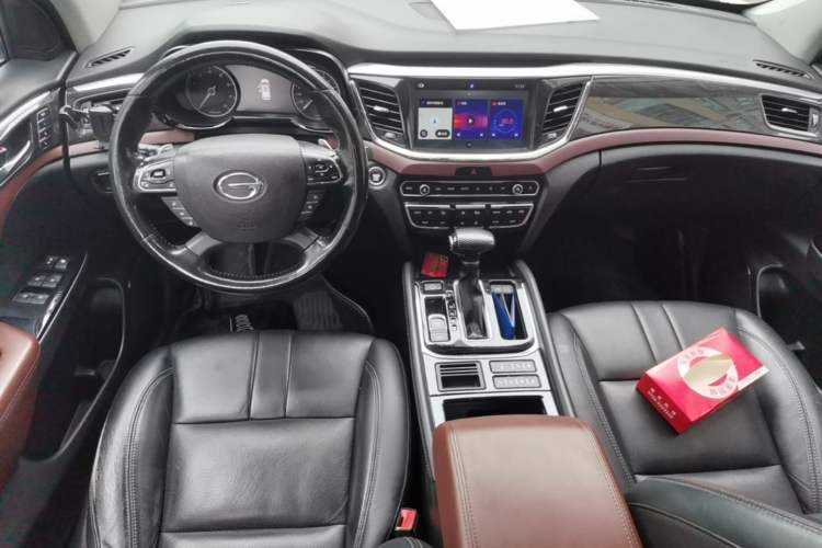 Used GAC Trumpchi GS8 2017 320T Two-Wheel Drive Luxury Smart Connectivity Version (7 Seats) Center Console