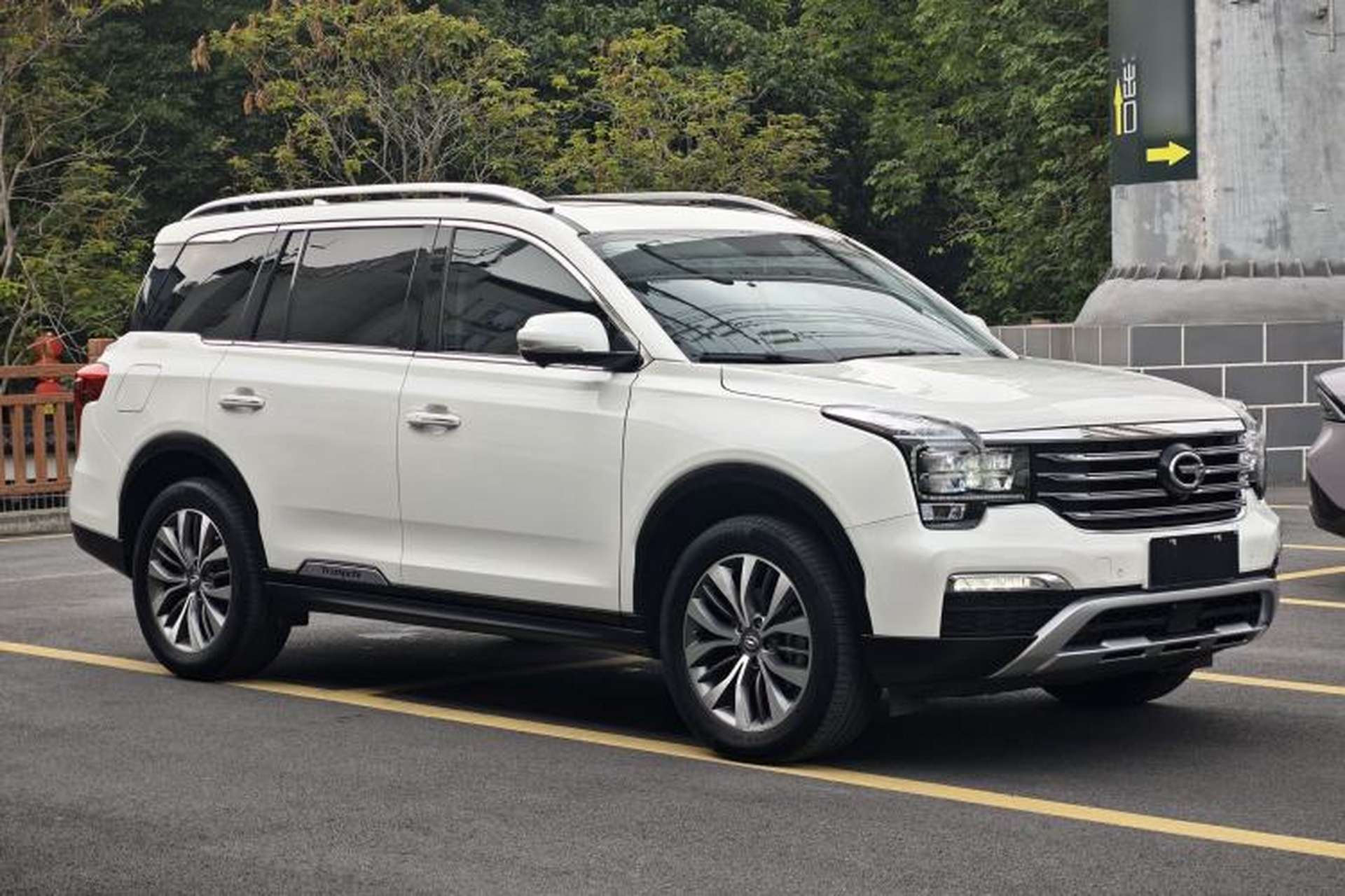 Used GAC Trumpchi GS8 2017 320T Two-Wheel Drive Luxury Smart Connectivity Version (7 Seats) Exterior 2