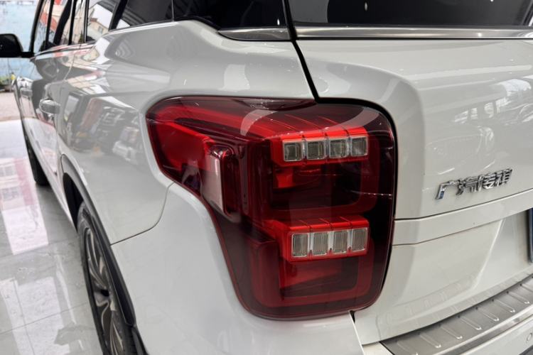 Used GAC Trumpchi GS8 2017 320T Two-Wheel Drive Luxury Smart Connectivity Version (7 Seats) Exterior 3