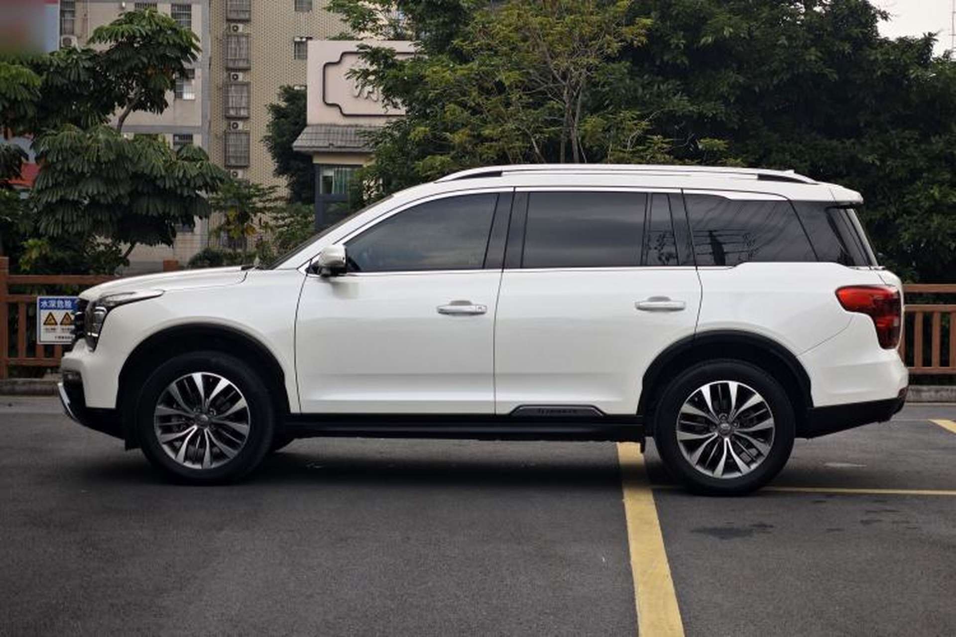 Used GAC Trumpchi GS8 2017 320T Two-Wheel Drive Luxury Smart Connectivity Version (7 Seats) Exterior 4