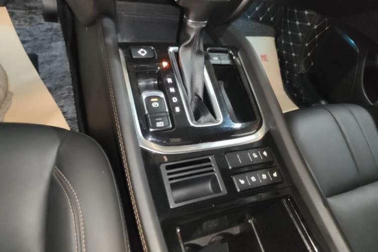 Used GAC Trumpchi GS8 2017 320T Two-Wheel Drive Luxury Edition (7 Seats) Gear Lever