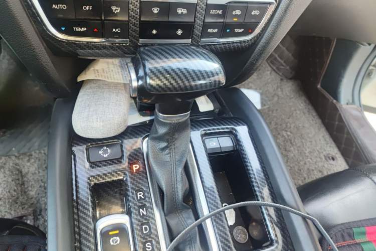 Used GAC Trumpchi GS8 2017 320T Two-Wheel Drive Luxury Smart Connectivity Version (7 Seats) Gear Lever