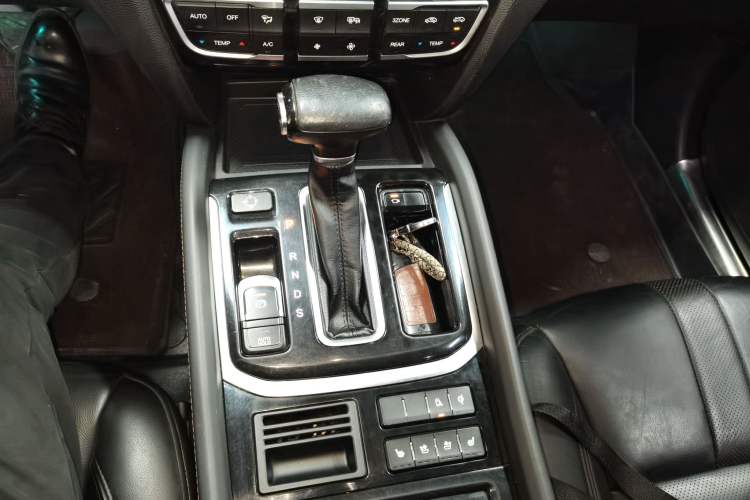 Used GAC Trumpchi GS8 2017 320T Two-Wheel Drive Luxury Smart Connectivity Version (7 Seats) Gear Lever