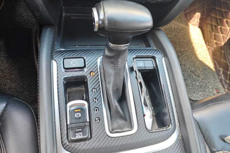 Used GAC Trumpchi GS8 2017 320T Two-Wheel Drive Luxury Smart Connectivity Version (7 Seats) Gear Lever