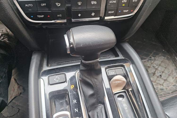 Used GAC Trumpchi GS8 2017 320T Two-Wheel Drive Luxury Smart Connectivity Version (7 Seats) Gear Lever