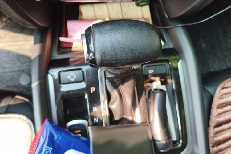 Used GAC Trumpchi GS8 2017 320T Two-Wheel Drive Luxury Smart Connectivity Version (7 Seats) Gear Lever