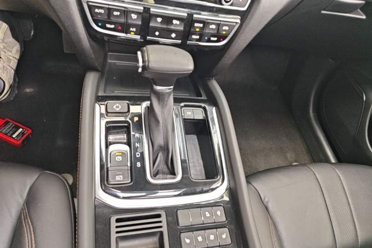 Used GAC Trumpchi GS8 2017 320T Two-Wheel Drive Luxury Smart Connectivity Version (7 Seats) Gear Lever