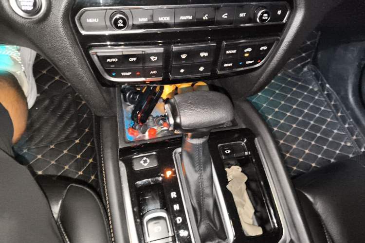 Used GAC Trumpchi GS8 2017 320T Two-Wheel Drive Luxury Smart Connectivity Version (7 Seats) Gear Lever