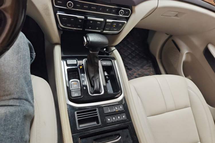 Used GAC Trumpchi GS8 2017 320T Two-Wheel Drive Luxury Smart Connectivity Version (7 Seats) Gear Lever