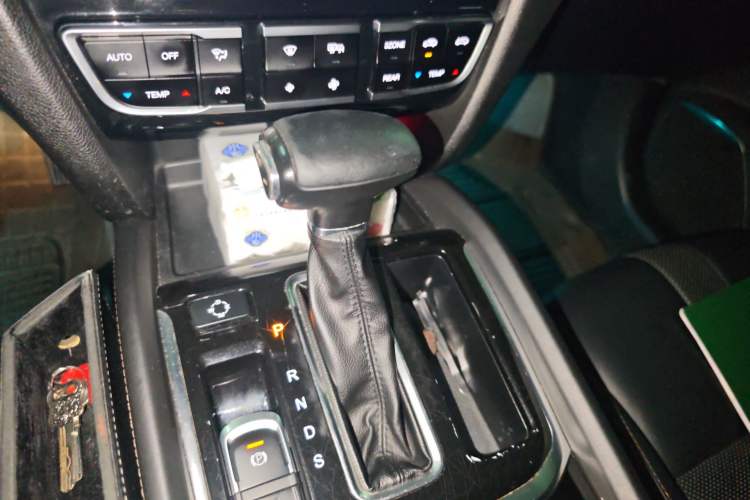 Used GAC Trumpchi GS8 2017 320T Two-Wheel Drive Luxury Edition (7 Seats) Gear Lever